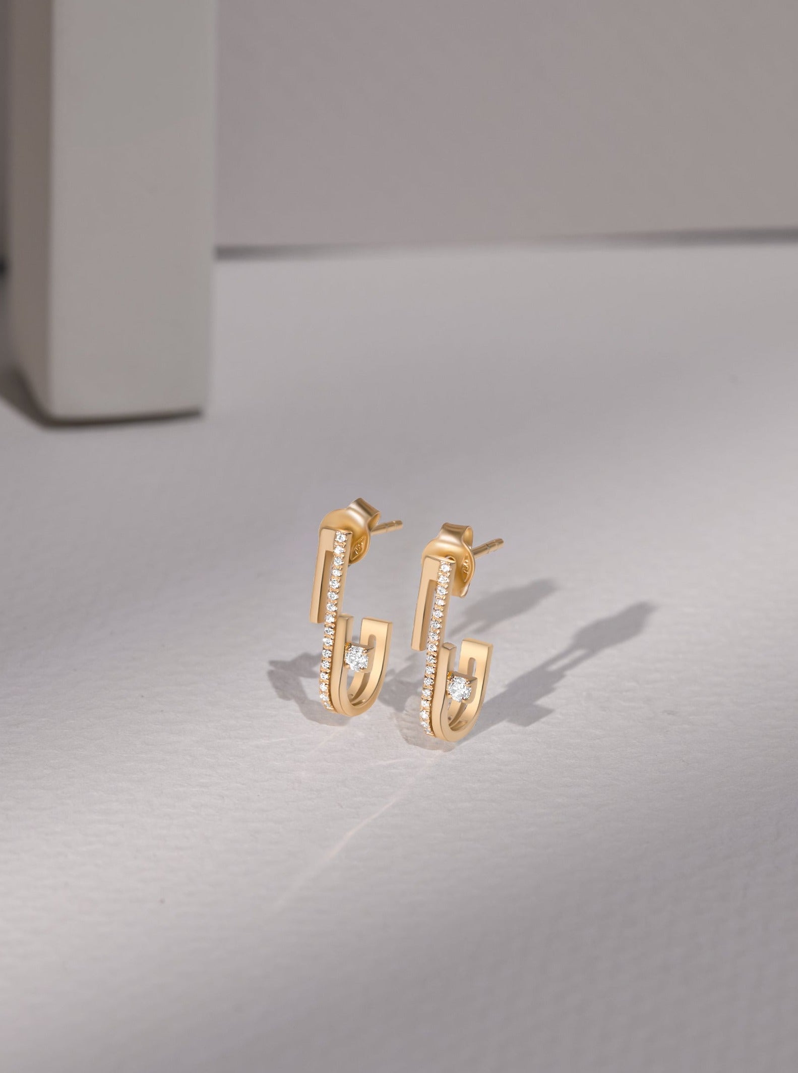 (Hub) Line Earring with Diamonds